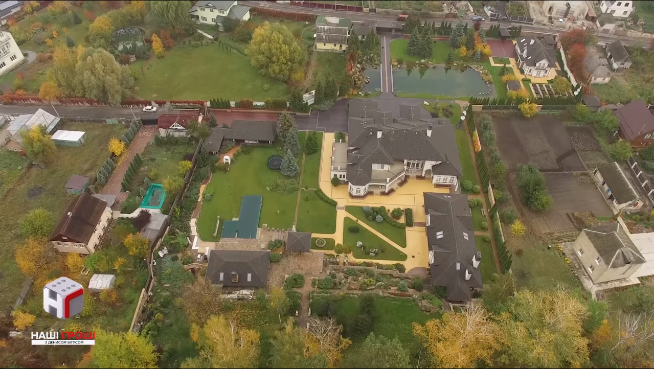 &quot;Зібрала врожай&quot;: Королевська приховала дорогий маєток під Києвом